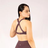 Top deportivo con cruce frontal