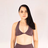 Top deportivo con cruce frontal