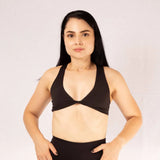 Top deportivo con cruce frontal