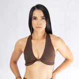 Top deportivo con cruce frontal