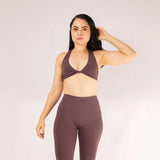 Top deportivo con cruce frontal