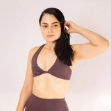 Top deportivo con cruce frontal