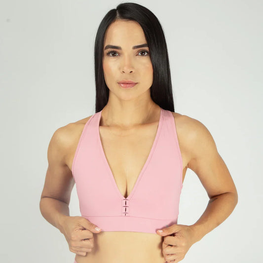 Top deportivo femenino con escote frontal