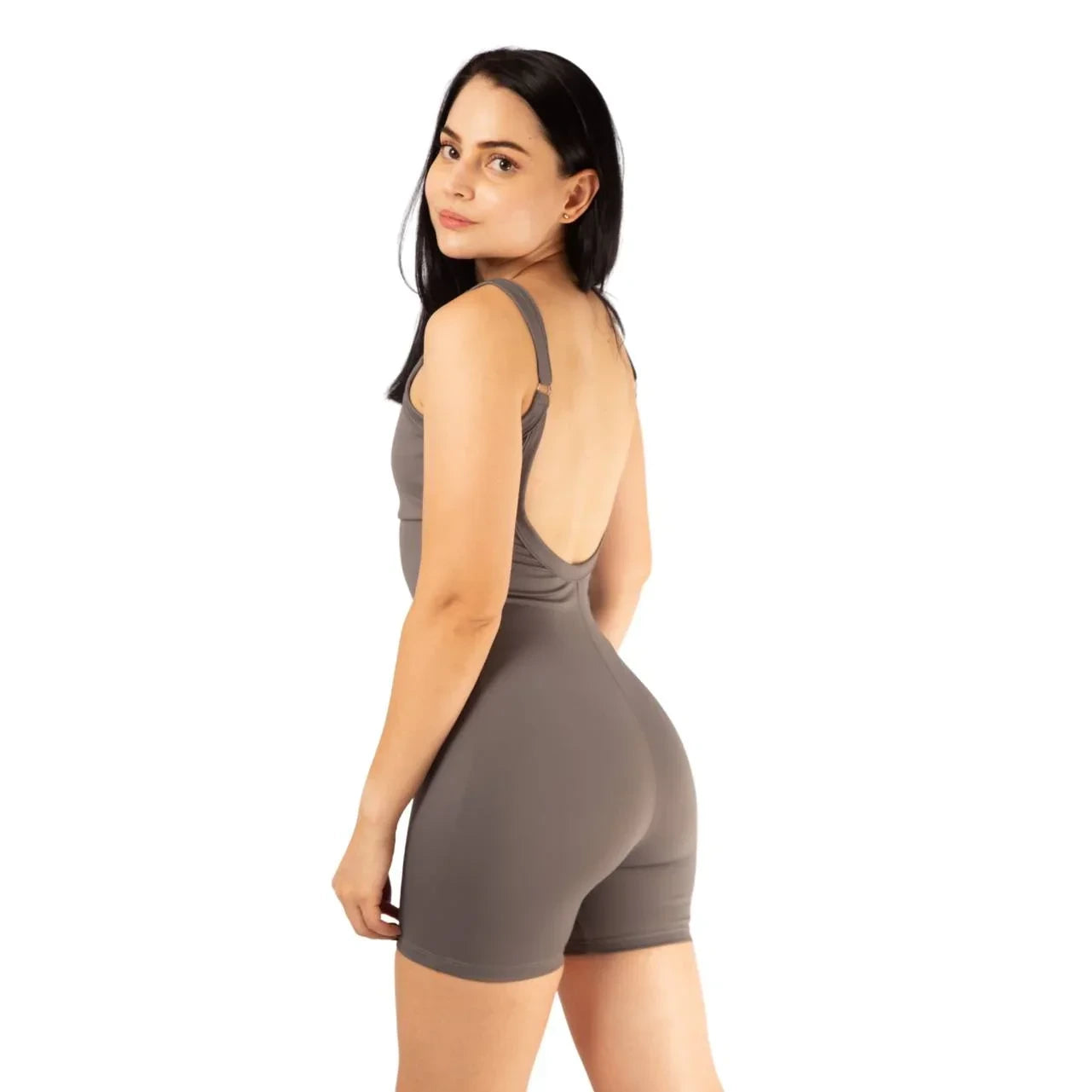 Enterizo deportivo corto con escote en la espalda gris 7K Sport Wear