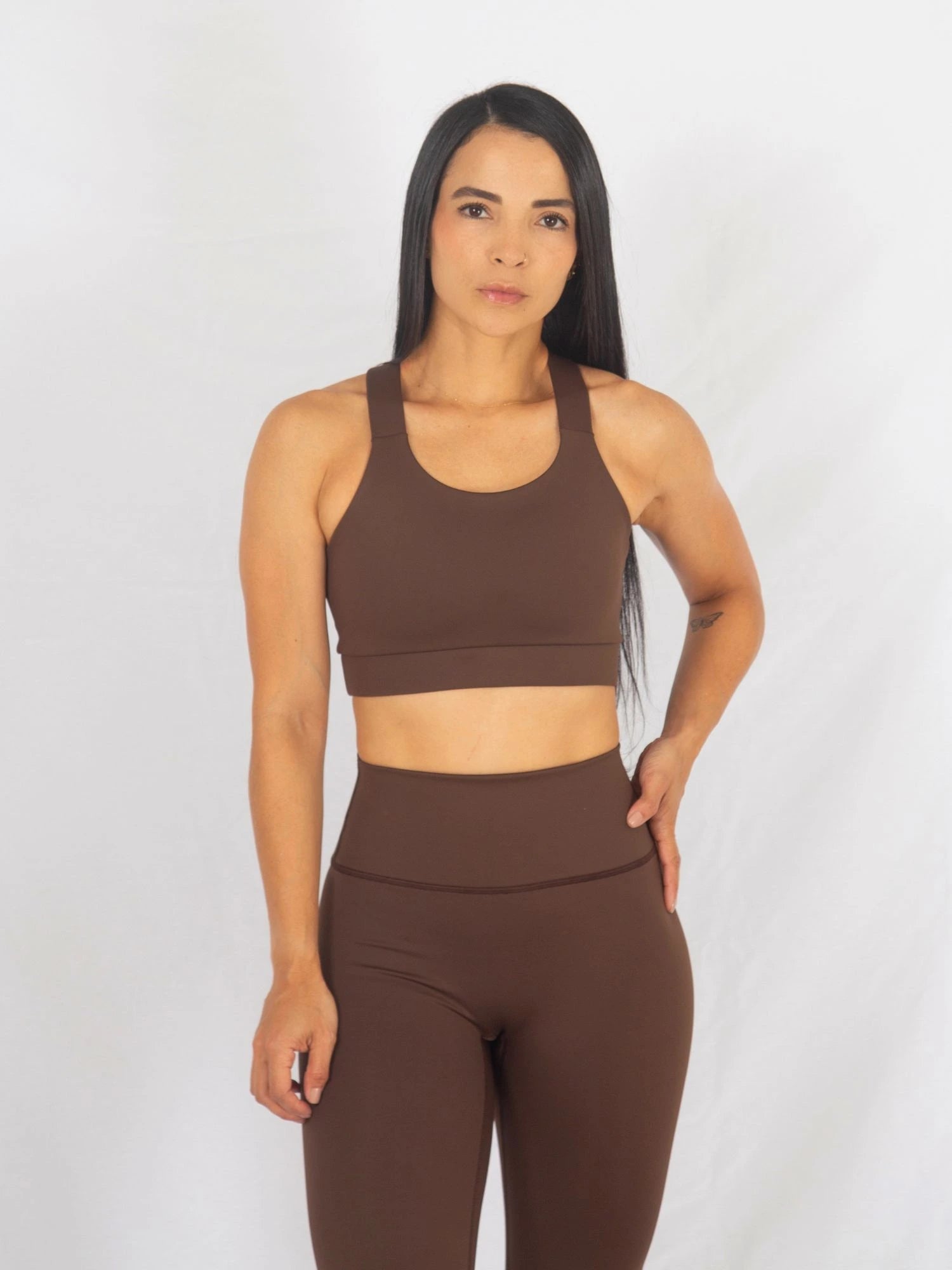 Top Soporte Alto con Espalda Cruzada y Doble Forro Color Chocolate 7K Sport Wear
