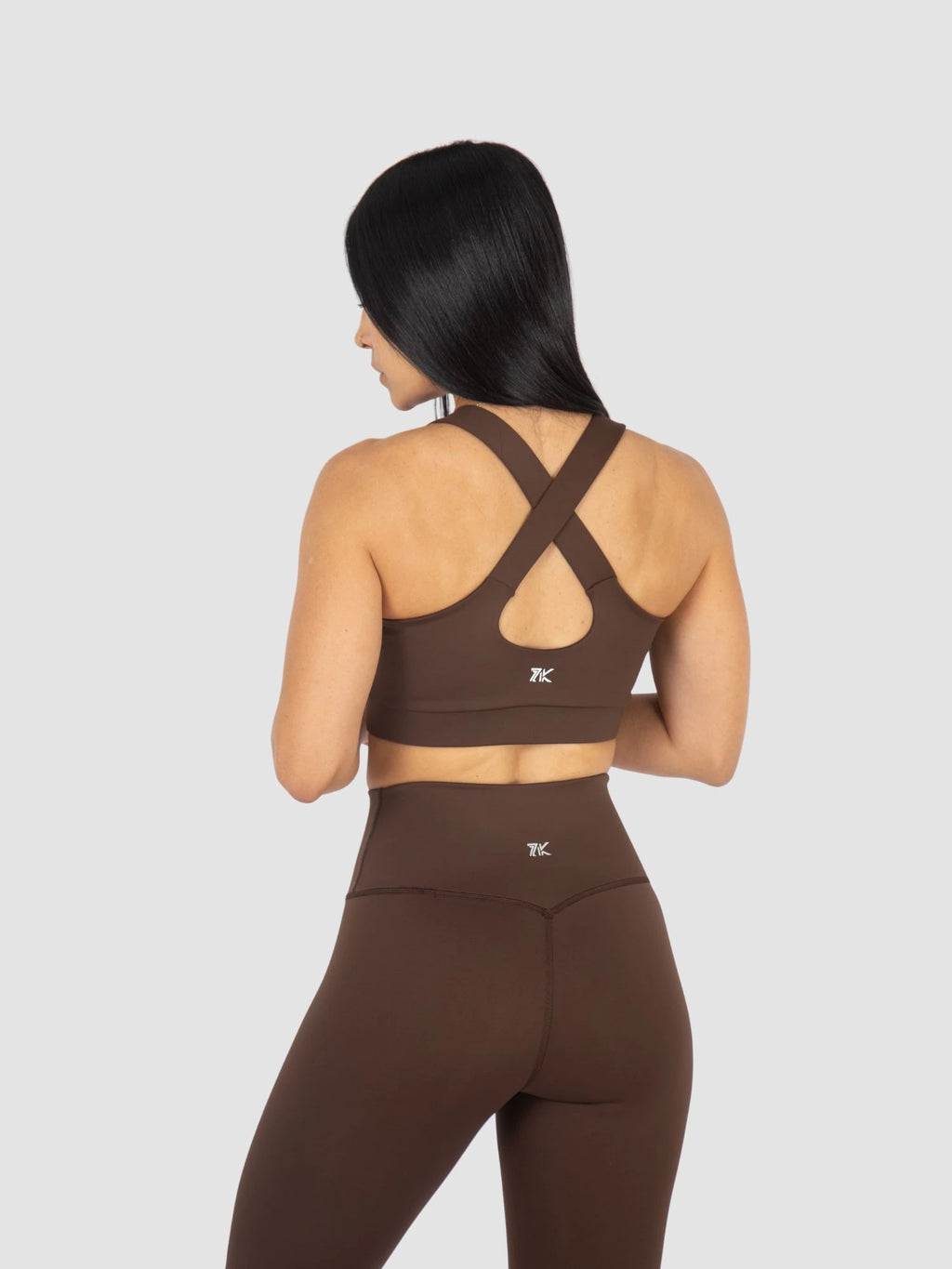 Top Soporte Alto con Espalda Cruzada y Doble Forro Color Chocolate 7K Sport Wear