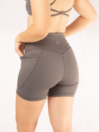 Short Con Bolsillo Lateral Color Gris 7K Sport Wear