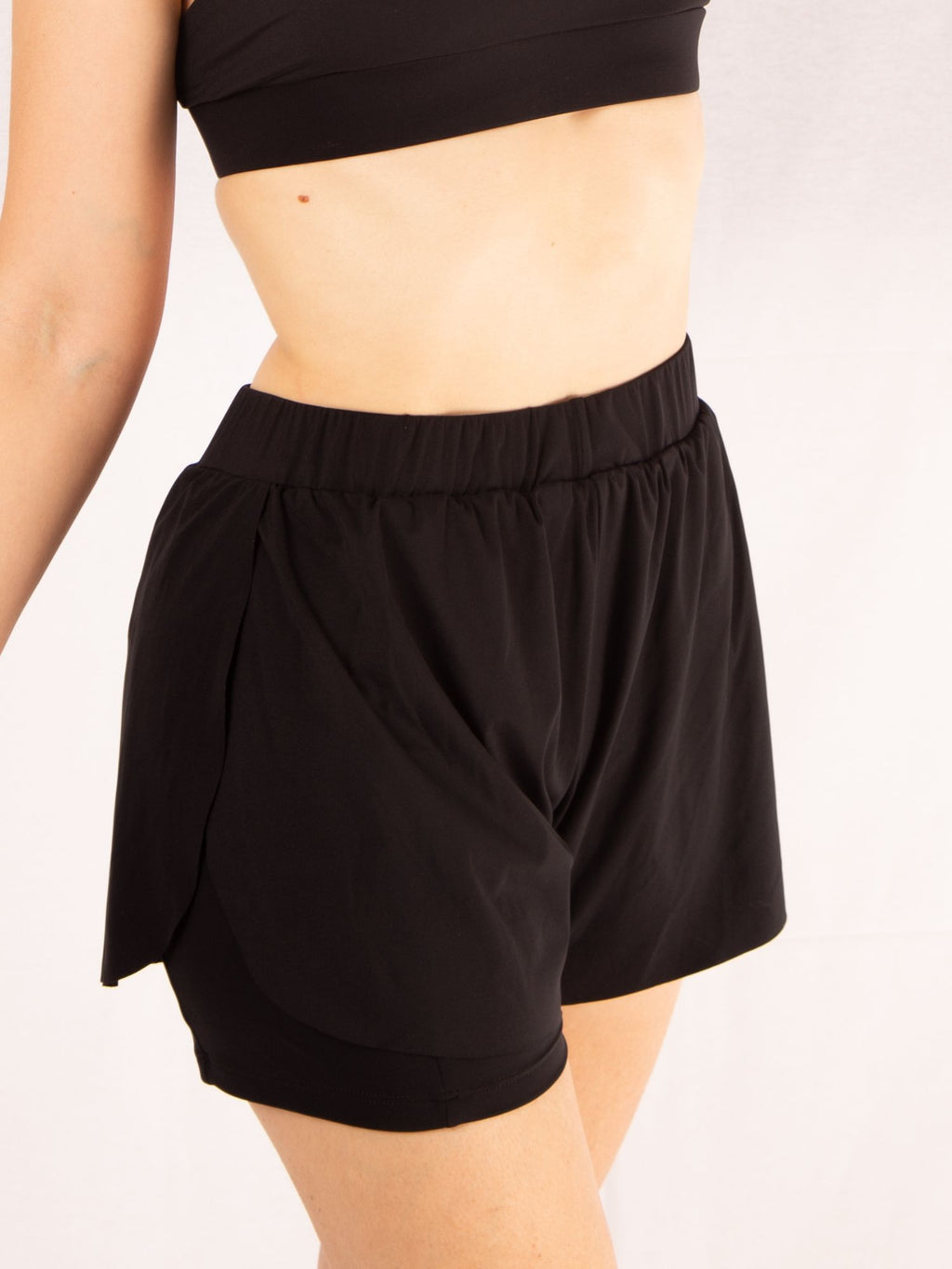 Short Running con Bolsillo Interno Color Negro 7K Sport Wear
