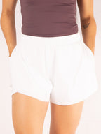 Short Running con Bolsillo Interno Color Blanco 7K Sport Wear