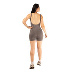 Enterizo deportivo corto con escote en la espalda gris 7K Sport Wear