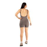 Enterizo deportivo corto con escote en la espalda gris 7K Sport Wear