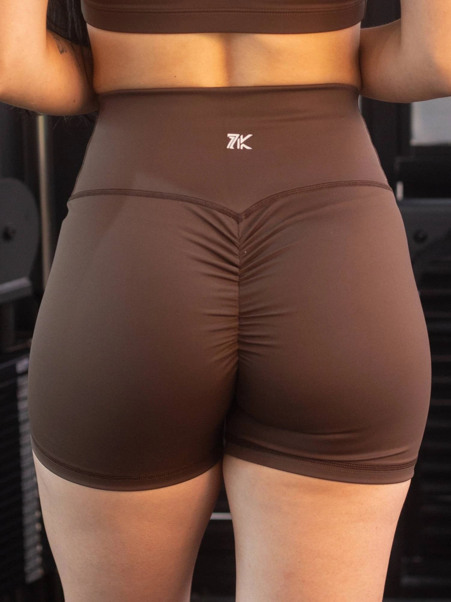 Short Deportivo Tiro Alto con Control Abdomen y Realce de Glúteo Color Chocolate 7K Sport Wear